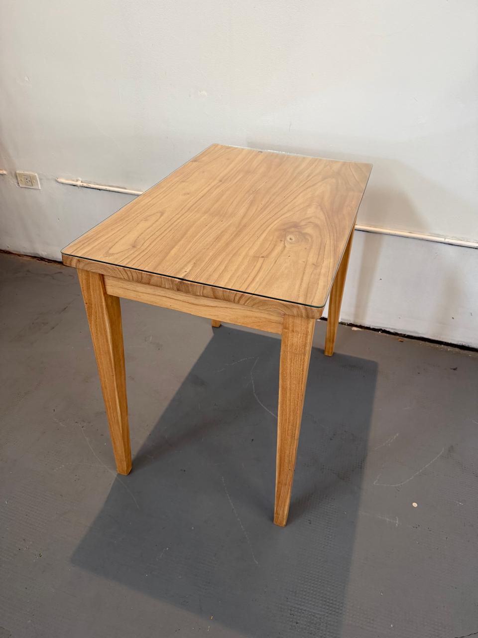 Mesa Paraíso con vidrio 76cm altura