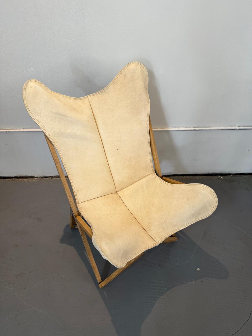 Sillon Tripolina Cuero Blanco Manteca y Madera