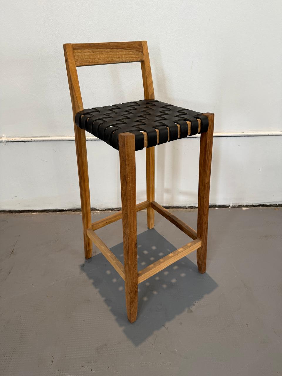 Banqueta Jona Cuero Negro Maciza 65cm