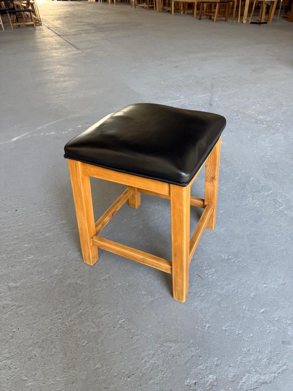 Banqueta tapizada en cuero Negro