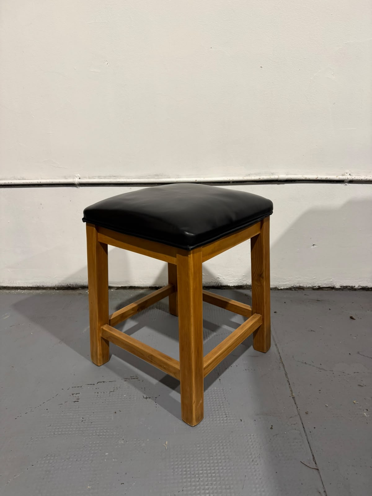Banqueta tapizada en cuero Negro